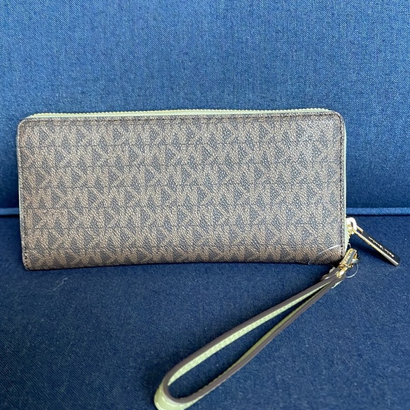 Michael Kors Jet Set Travel Large Travel CONTINENTAL 
Light Sage - Picture 6 of 16